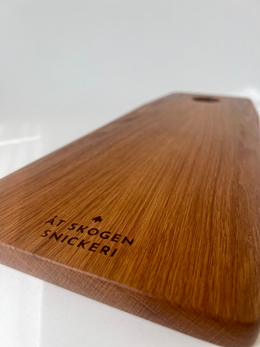 Handgjord charkbräda i ek – en stilren uppläggningsbricka för ost och delikatesser, perfekt som bröllopsgåva eller present