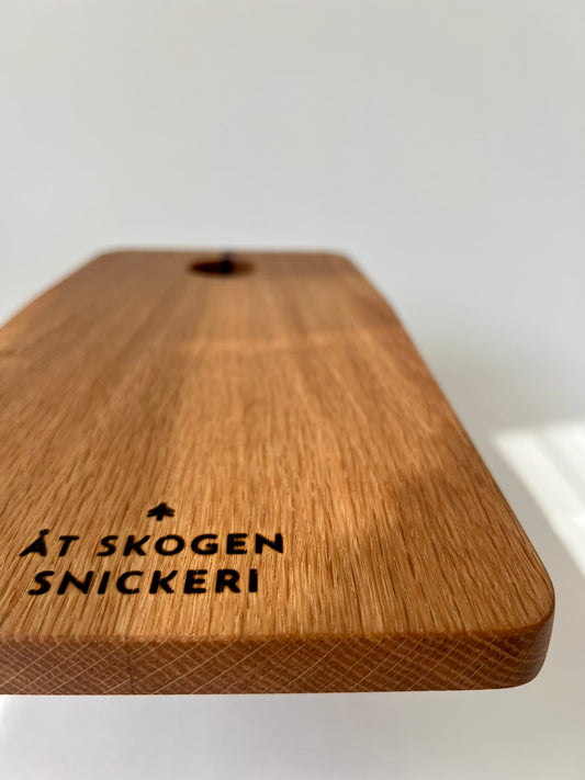 Handgjord charkbräda i ek – en stilren uppläggningsbricka för ost och delikatesser, perfekt som bröllopsgåva eller present
