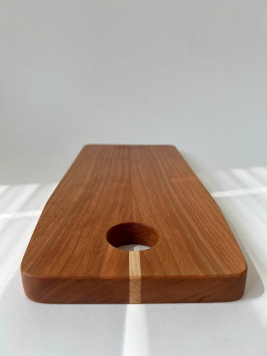 Handgjord charkbräda i körsbär – en stilren uppläggningsbricka för ost och delikatesser, perfekt som bröllopsgåva eller present