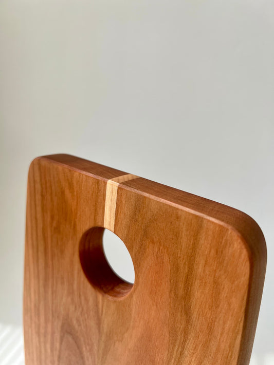 Handgjord charkbräda i körsbär – en stilren uppläggningsbricka för ost och delikatesser, perfekt som bröllopsgåva eller present