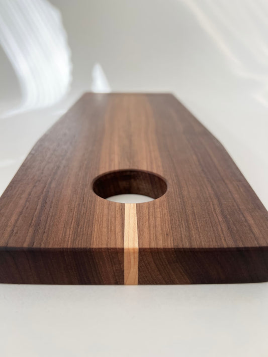 Handgjord charkbräda i valnöt, perfekt som uppläggningsbricka för ost och delikatesser