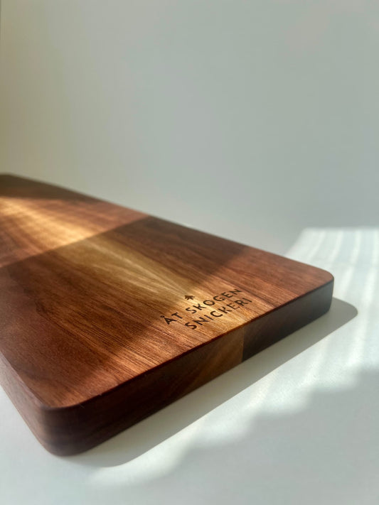 Handgjord charkbräda i valnöt, perfekt som uppläggningsbricka för ost och delikatesser