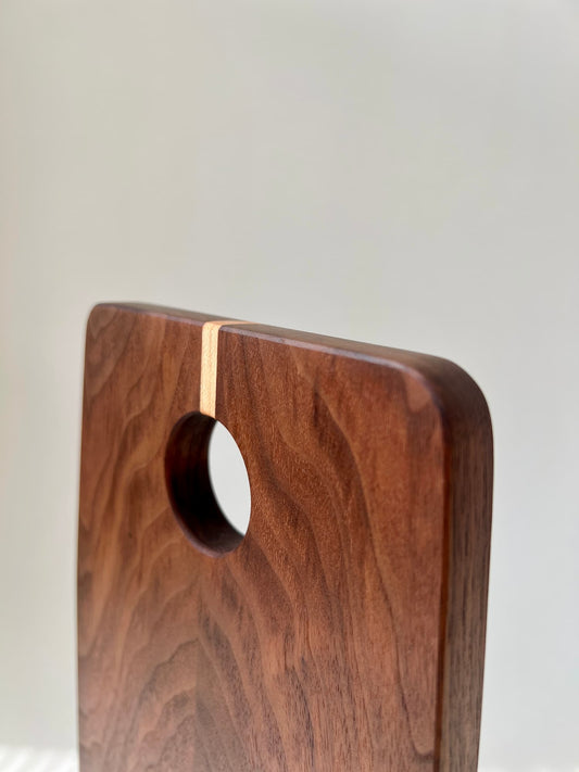 Handgjord charkbräda i valnöt, perfekt som uppläggningsbricka för ost och delikatesser