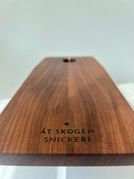 Handgjord charkbräda i valnöt, perfekt som uppläggningsbricka för ost och delikatesser