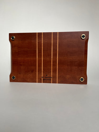 Handgjord skärbräda i ändträ – en exklusiv present eller bröllopsgåva