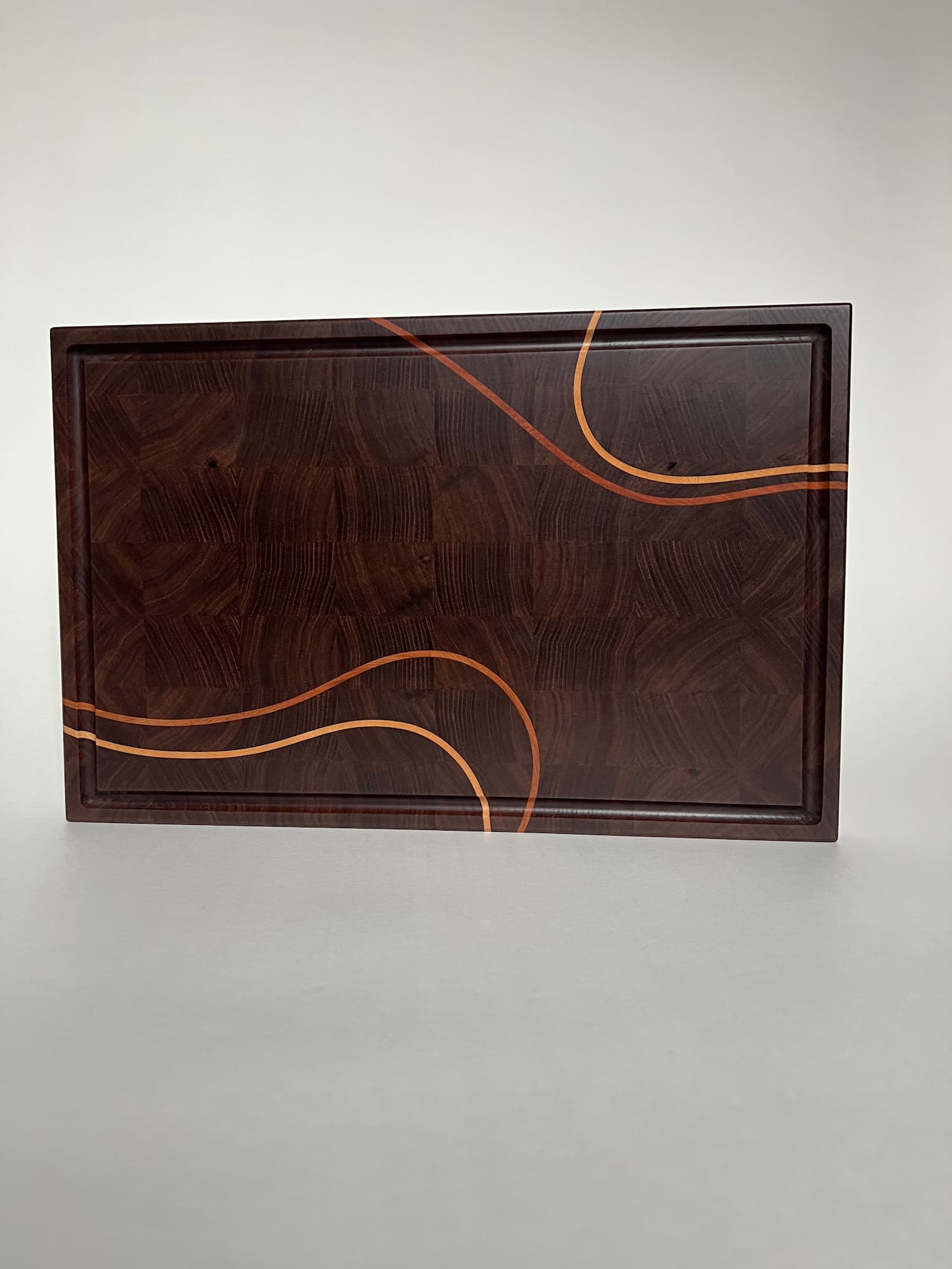 Handgjord skärbräda i ändträ – en exklusiv present eller bröllopsgåva