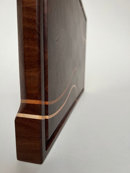 Handgjord skärbräda i ändträ – en exklusiv present eller bröllopsgåva