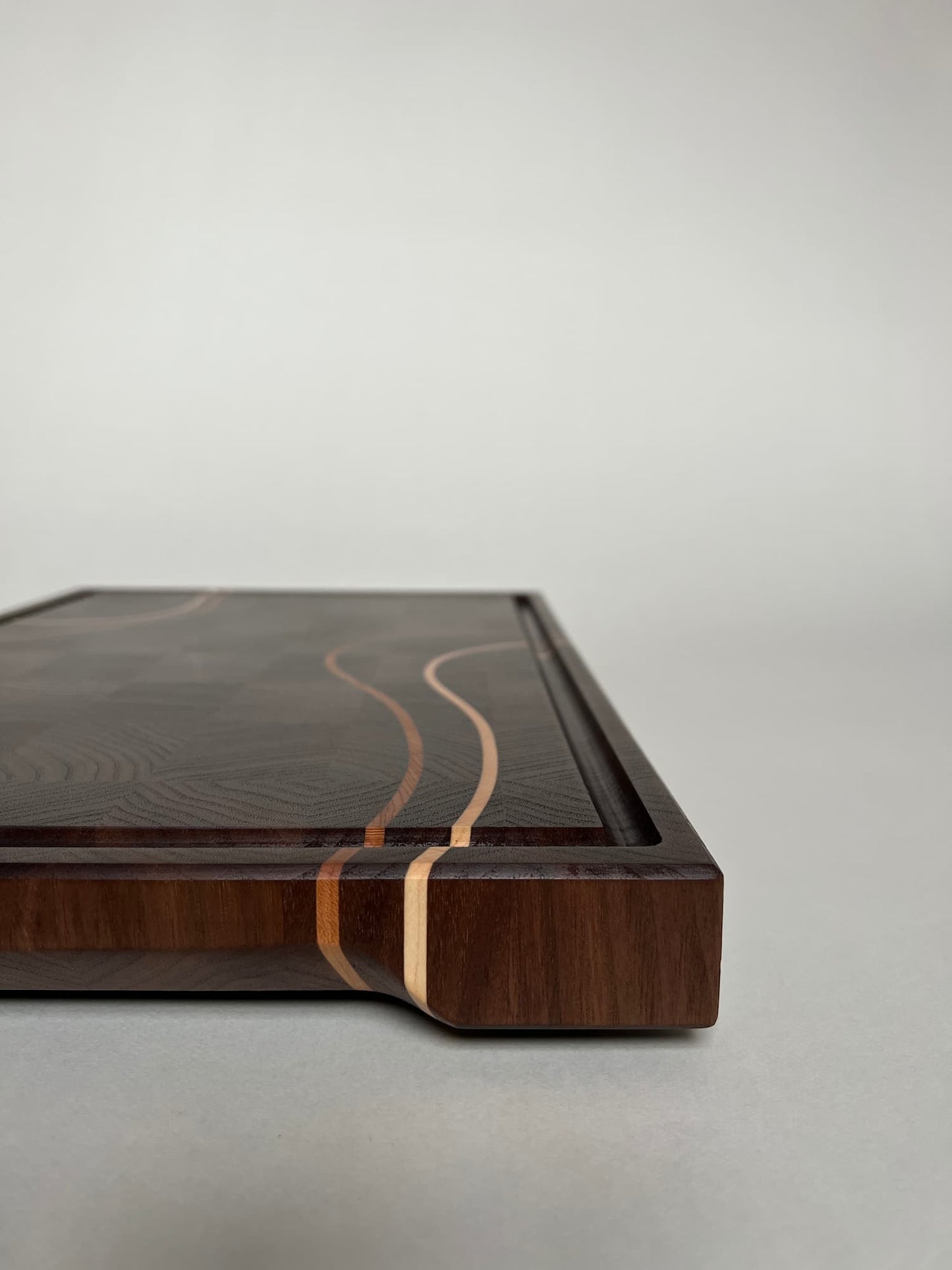 Handgjord skärbräda i ändträ – en exklusiv present eller bröllopsgåva