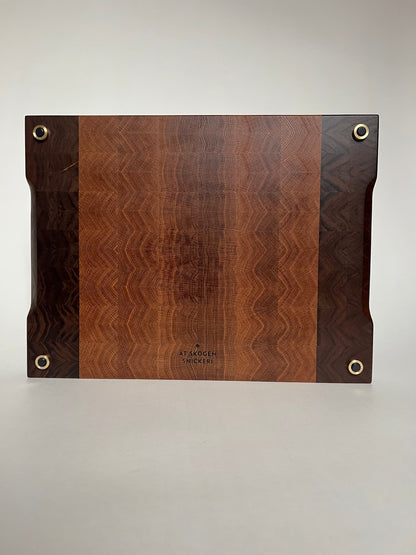 Handgjord skärbräda i ändträ – en exklusiv present eller bröllopsgåva