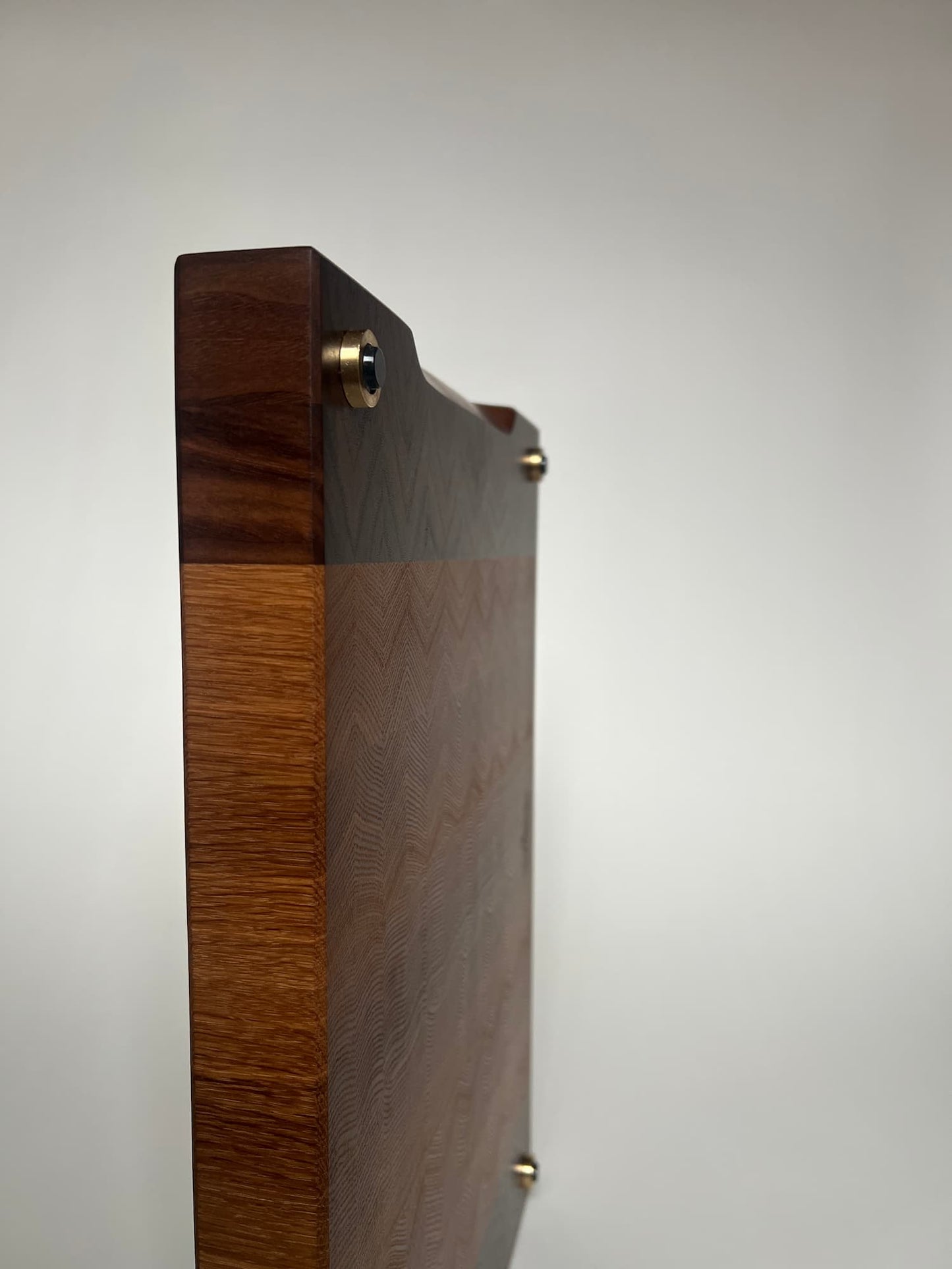 Handgjord skärbräda i ändträ – en exklusiv present eller bröllopsgåva