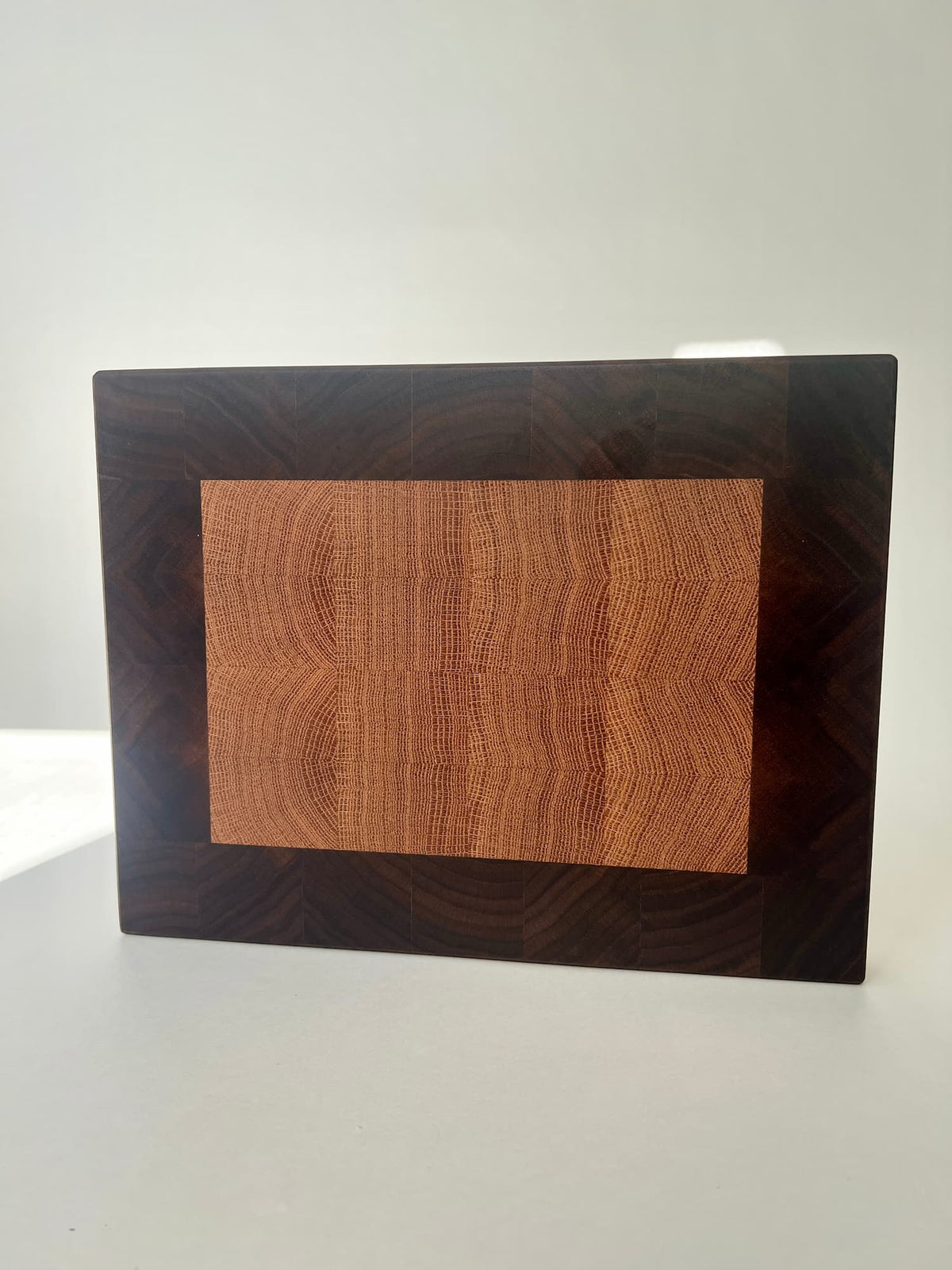 Handgjord skärbräda i ändträ – en exklusiv present eller bröllopsgåva